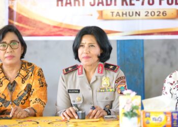 Bakti Sosial Hari Jadi Polwan ke-78, Polda Papua Barat Salurkan 200 Paket Sembako kepada Warga Kampung Aipiri Susweni