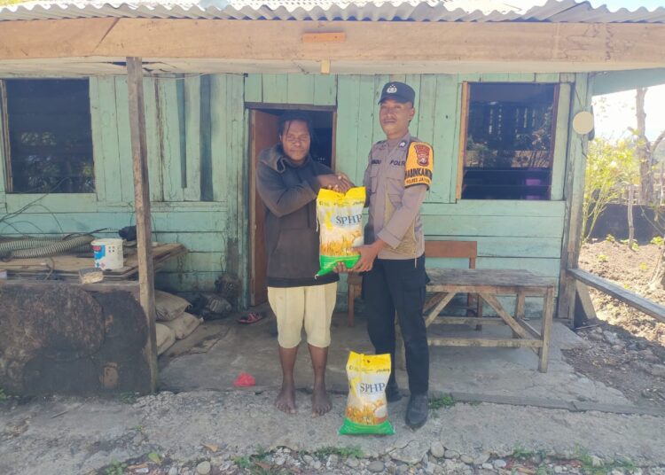 Polsek Asologaima Salurkan Bantuan Beras dan Perkuat Pesan Kamtibmas Bersama Para Tokoh Masyarakat