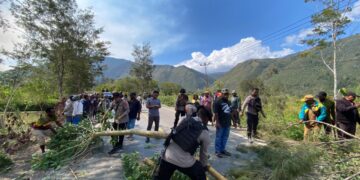 Respons Cepat Polsek Kurulu, Pemalangan Jalan Trans Papua Berhasil Dibuka