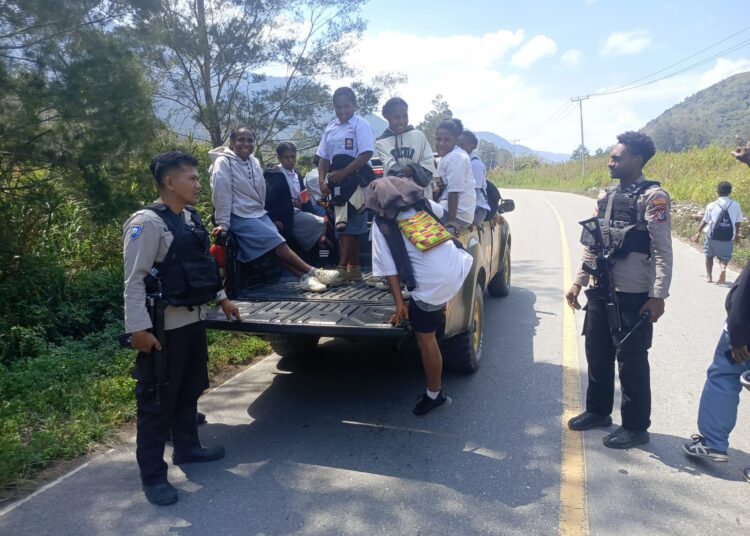 Patroli Humanis Polsek Bolakme, Pantau Situasi Kamtibmas dan Pastikan Aktivitas Masyarakat Berjalan Aman