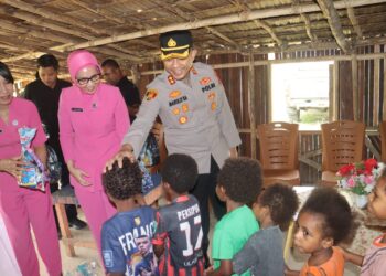 Bhayangkari Peduli, Senyum Anak-Anak Moskona Menghangatkan Peringatan HKGB ke-74 di Teluk Bintuni