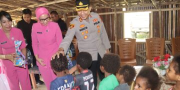Bhayangkari Peduli, Senyum Anak-Anak Moskona Menghangatkan Peringatan HKGB ke-74 di Teluk Bintuni