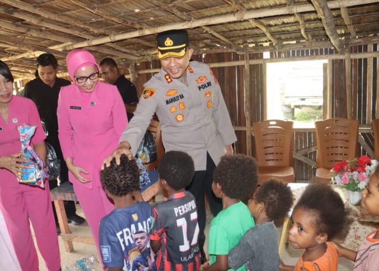 Bhayangkari Peduli, Senyum Anak-Anak Moskona Menghangatkan Peringatan HKGB ke-74 di Teluk Bintuni