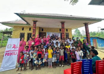 Bhayangkari Peduli Sambut HKGB ke-74, Ketua Bhayangkari Cabang Teluk Bintuni Kunjungi Posyandu Moskona Utara