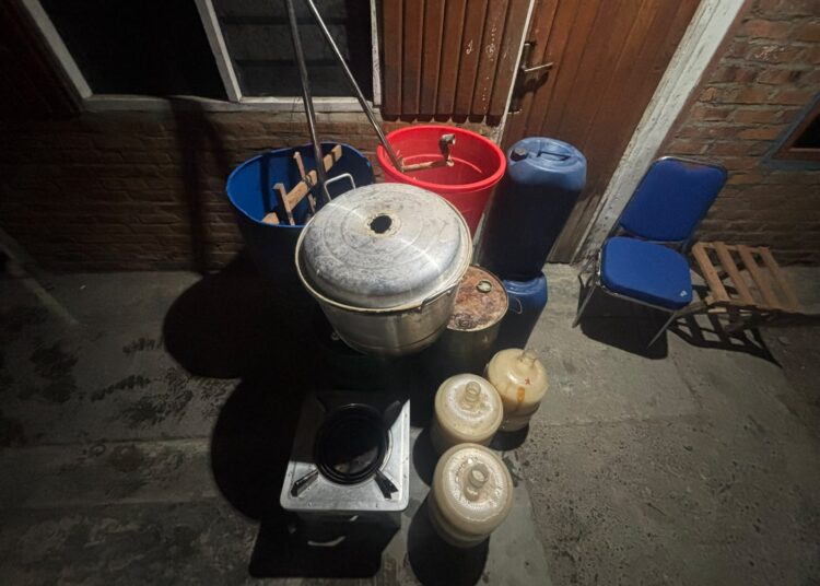 Sat Resnarkoba Polres Jayawijaya Razia Tempat Produksi Miras, Amankan 200 Liter Ballo di Jalan Pattimura