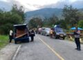 Polsek Kurulu Gelar Razia, Amankan Tiga Pisau dan Temukan Ganja  Jayawijaya, 21 September 2026 — Dalam rangka menjaga keamanan dan ketertiban masyarakat, Polsek Kurulu melaksanakan kegiatan razia di depan Mako Polsek Kurulu, Senin (21/09/2026) sekitar pukul 16.00 WIT.  Kegiatan razia tersebut dipimpin langsung oleh Kapolsek Kurulu IPDA Yance Hendrik Sayuri, bersama personel Polsek Kurulu. Razia menyasar barang-barang yang berpotensi mengganggu keamanan dan ketertiban, di antaranya senjata tajam (sajam), minuman keras (miras), narkotika jenis ganja, serta barang-barang lainnya yang dilarang.  Dalam pelaksanaan razia, personel Polsek Kurulu menemukan dan mengamankan tiga buah pisau serta barang yang diduga narkotika jenis ganja.  Namun, saat petugas melakukan pemeriksaan, orang yang diduga membawa atau memiliki ganja tersebut melarikan diri. Personel kemudian mengamankan barang temuan untuk kepentingan pemeriksaan dan proses lebih lanjut sesuai ketentuan yang berlaku.  Kapolsek Kurulu menegaskan bahwa kegiatan razia akan terus dilakukan sebagai bagian dari upaya preventif untuk menjaga situasi keamanan dan ketertiban masyarakat di wilayah hukum Polsek Kurulu.