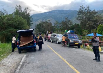 Polsek Kurulu Gelar Razia, Amankan Tiga Pisau dan Temukan Ganja Jayawijaya, 21 September 2026 — Dalam rangka menjaga keamanan dan ketertiban masyarakat, Polsek Kurulu melaksanakan kegiatan razia di depan Mako Polsek Kurulu, Senin (21/09/2026) sekitar pukul 16.00 WIT. Kegiatan razia tersebut dipimpin langsung oleh Kapolsek Kurulu IPDA Yance Hendrik Sayuri, bersama personel Polsek Kurulu. Razia menyasar barang-barang yang berpotensi mengganggu keamanan dan ketertiban, di antaranya senjata tajam (sajam), minuman keras (miras), narkotika jenis ganja, serta barang-barang lainnya yang dilarang. Dalam pelaksanaan razia, personel Polsek Kurulu menemukan dan mengamankan tiga buah pisau serta barang yang diduga narkotika jenis ganja. Namun, saat petugas melakukan pemeriksaan, orang yang diduga membawa atau memiliki ganja tersebut melarikan diri. Personel kemudian mengamankan barang temuan untuk kepentingan pemeriksaan dan proses lebih lanjut sesuai ketentuan yang berlaku. Kapolsek Kurulu menegaskan bahwa kegiatan razia akan terus dilakukan sebagai bagian dari upaya preventif untuk menjaga situasi keamanan dan ketertiban masyarakat di wilayah hukum Polsek Kurulu.