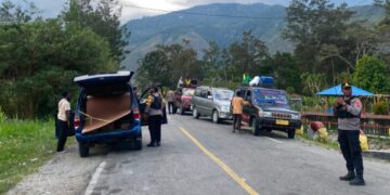 Polsek Kurulu Gelar Razia, Amankan Tiga Pisau dan Temukan Ganja  Jayawijaya, 21 September 2026 — Dalam rangka menjaga keamanan dan ketertiban masyarakat, Polsek Kurulu melaksanakan kegiatan razia di depan Mako Polsek Kurulu, Senin (21/09/2026) sekitar pukul 16.00 WIT.  Kegiatan razia tersebut dipimpin langsung oleh Kapolsek Kurulu IPDA Yance Hendrik Sayuri, bersama personel Polsek Kurulu. Razia menyasar barang-barang yang berpotensi mengganggu keamanan dan ketertiban, di antaranya senjata tajam (sajam), minuman keras (miras), narkotika jenis ganja, serta barang-barang lainnya yang dilarang.  Dalam pelaksanaan razia, personel Polsek Kurulu menemukan dan mengamankan tiga buah pisau serta barang yang diduga narkotika jenis ganja.  Namun, saat petugas melakukan pemeriksaan, orang yang diduga membawa atau memiliki ganja tersebut melarikan diri. Personel kemudian mengamankan barang temuan untuk kepentingan pemeriksaan dan proses lebih lanjut sesuai ketentuan yang berlaku.  Kapolsek Kurulu menegaskan bahwa kegiatan razia akan terus dilakukan sebagai bagian dari upaya preventif untuk menjaga situasi keamanan dan ketertiban masyarakat di wilayah hukum Polsek Kurulu.
