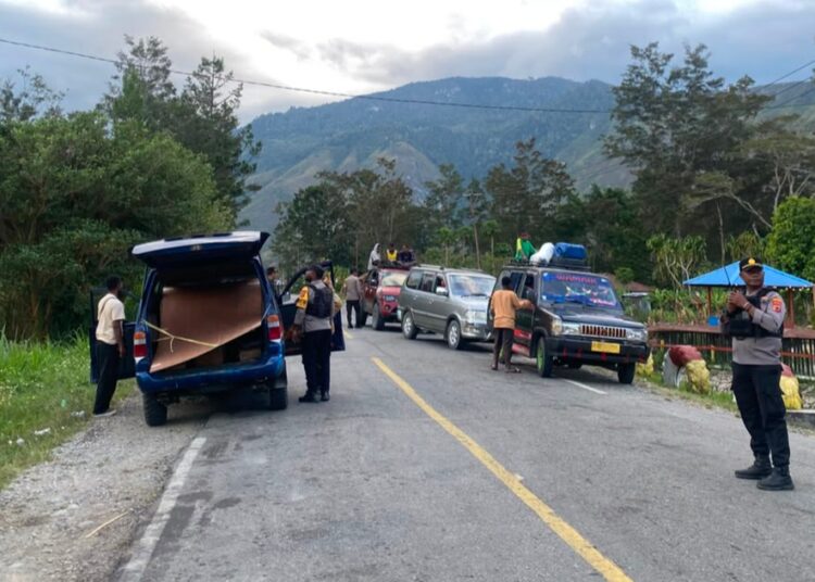 Polsek Kurulu Gelar Razia, Amankan Tiga Pisau dan Temukan Ganja Jayawijaya, 21 September 2026 — Dalam rangka menjaga keamanan dan ketertiban masyarakat, Polsek Kurulu melaksanakan kegiatan razia di depan Mako Polsek Kurulu, Senin (21/09/2026) sekitar pukul 16.00 WIT. Kegiatan razia tersebut dipimpin langsung oleh Kapolsek Kurulu IPDA Yance Hendrik Sayuri, bersama personel Polsek Kurulu. Razia menyasar barang-barang yang berpotensi mengganggu keamanan dan ketertiban, di antaranya senjata tajam (sajam), minuman keras (miras), narkotika jenis ganja, serta barang-barang lainnya yang dilarang. Dalam pelaksanaan razia, personel Polsek Kurulu menemukan dan mengamankan tiga buah pisau serta barang yang diduga narkotika jenis ganja. Namun, saat petugas melakukan pemeriksaan, orang yang diduga membawa atau memiliki ganja tersebut melarikan diri. Personel kemudian mengamankan barang temuan untuk kepentingan pemeriksaan dan proses lebih lanjut sesuai ketentuan yang berlaku. Kapolsek Kurulu menegaskan bahwa kegiatan razia akan terus dilakukan sebagai bagian dari upaya preventif untuk menjaga situasi keamanan dan ketertiban masyarakat di wilayah hukum Polsek Kurulu.