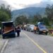 Polsek Kurulu Gelar Razia, Amankan Tiga Pisau dan Temukan Ganja Jayawijaya, 21 September 2026 — Dalam rangka menjaga keamanan dan ketertiban masyarakat, Polsek Kurulu melaksanakan kegiatan razia di depan Mako Polsek Kurulu, Senin (21/09/2026) sekitar pukul 16.00 WIT. Kegiatan razia tersebut dipimpin langsung oleh Kapolsek Kurulu IPDA Yance Hendrik Sayuri, bersama personel Polsek Kurulu. Razia menyasar barang-barang yang berpotensi mengganggu keamanan dan ketertiban, di antaranya senjata tajam (sajam), minuman keras (miras), narkotika jenis ganja, serta barang-barang lainnya yang dilarang. Dalam pelaksanaan razia, personel Polsek Kurulu menemukan dan mengamankan tiga buah pisau serta barang yang diduga narkotika jenis ganja. Namun, saat petugas melakukan pemeriksaan, orang yang diduga membawa atau memiliki ganja tersebut melarikan diri. Personel kemudian mengamankan barang temuan untuk kepentingan pemeriksaan dan proses lebih lanjut sesuai ketentuan yang berlaku. Kapolsek Kurulu menegaskan bahwa kegiatan razia akan terus dilakukan sebagai bagian dari upaya preventif untuk menjaga situasi keamanan dan ketertiban masyarakat di wilayah hukum Polsek Kurulu.