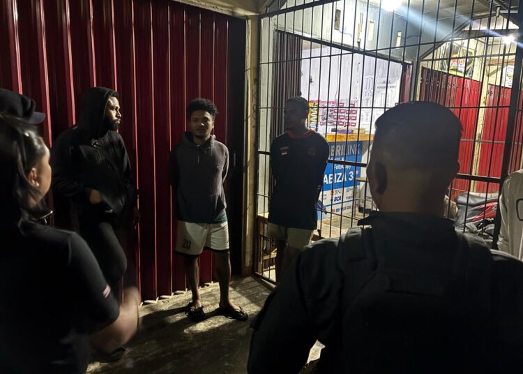 Sat Resnarkoba Polres Jayawijaya Amankan 14 Botol Miras Berlabel di Jalan Hom-hom