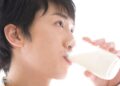 Minum Susu Pagi vs Malam, Mana yang Lebih Sehat?