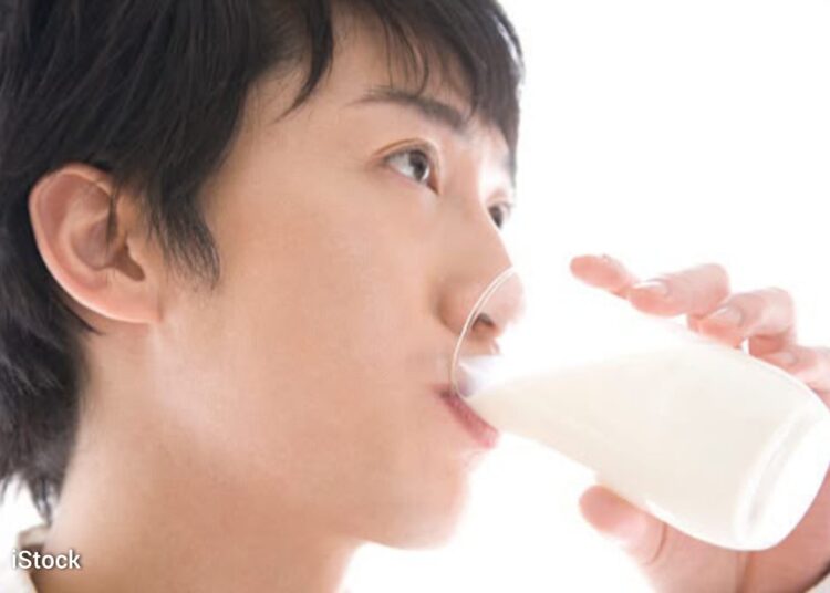 Minum Susu Pagi vs Malam, Mana yang Lebih Sehat?