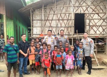 Kapolres Teluk Bintuni Salurkan Bantuan Sembako dan Perlengkapan Sekolah kepada Warga Moskona Utara Jauh