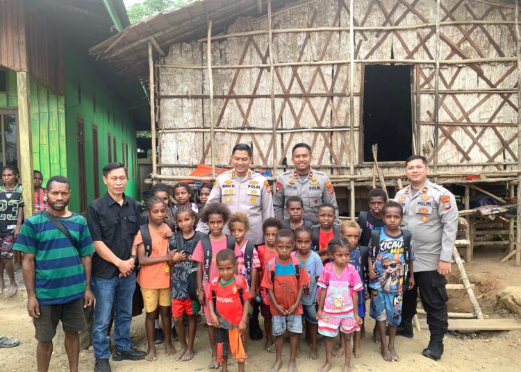 Kapolres Teluk Bintuni Salurkan Bantuan Sembako dan Perlengkapan Sekolah kepada Warga Moskona Utara Jauh