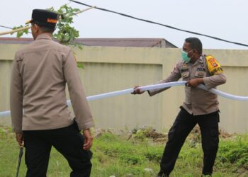 Di Tengah Kekeringan, Polres Fakfak Hadir Bawa 13.200 Liter Air Bersih untuk Gereja dan Pesantren