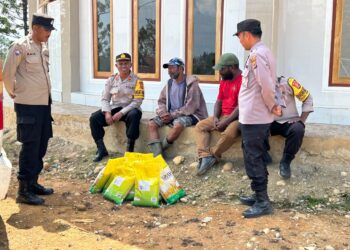 Sat Binmas Polres Jayawijaya Kunjungi Tempat Ibadah dan Serahkan Sarana Kontak di Wamena
