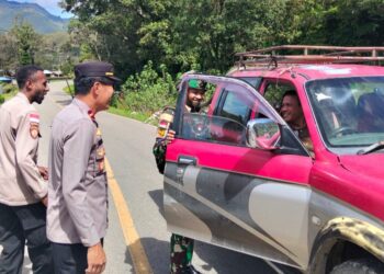 Polsek Bolakme Bersama Satgas Pamtas Laksanakan Razia Gabungan, Amankan 2 Pisau dan 1 Ketapel