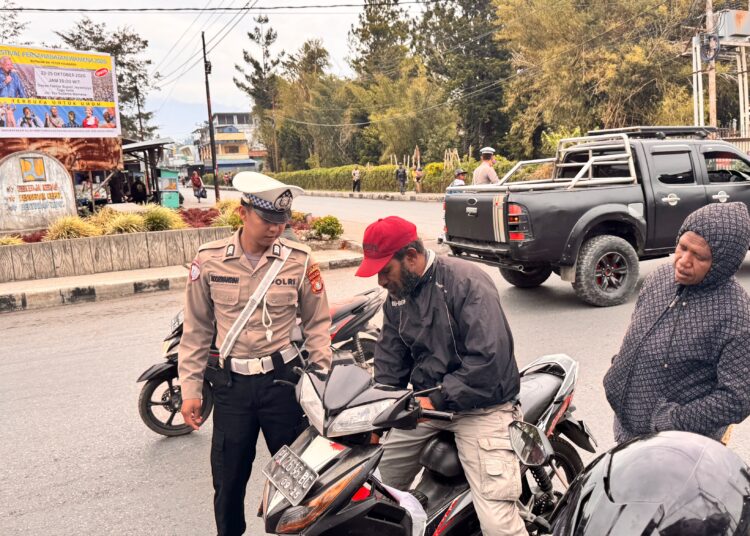 Sat Lantas Polres Jayawijaya Hadir Berikan Pelayanan Humanis Melalui Strong Point Pagi