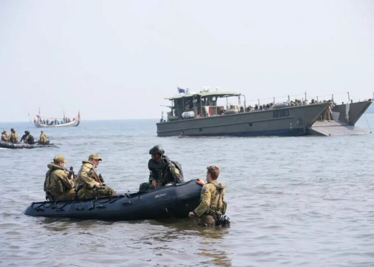 Jelang Demo Pendaratan Amfibi, TNI–ADF Mantapkan Latihan di Pantai Banongan
