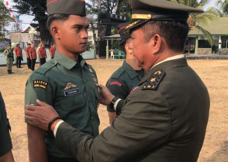 Momen Peringatan HUT ke-81 TNI, Kodim 1310/Bitung Gelar Upacara, Pelantikan Kenaikan Pangkat dan Serahkan Piala Lomba PBB Antar SMA