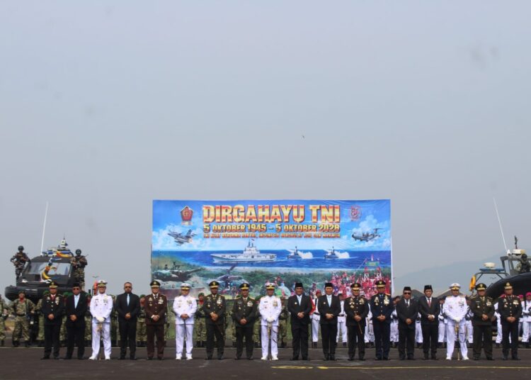 Perkokoh Sinergitas Untuk Memperkuat Komitmen Prajurit, Dandim 1310/Bitung Hadiri Upacara HUT ke-81 TNI di Lanudal Manado