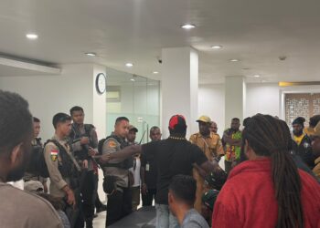 Polres Jayawijaya dan Polres Lanny Jaya Kawal Penyaluran dana Kampung Tahap I di Bank Mandiri