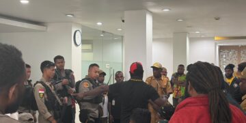Polres Jayawijaya dan Polres Lanny Jaya Kawal Penyaluran dana Kampung Tahap I di Bank Mandiri