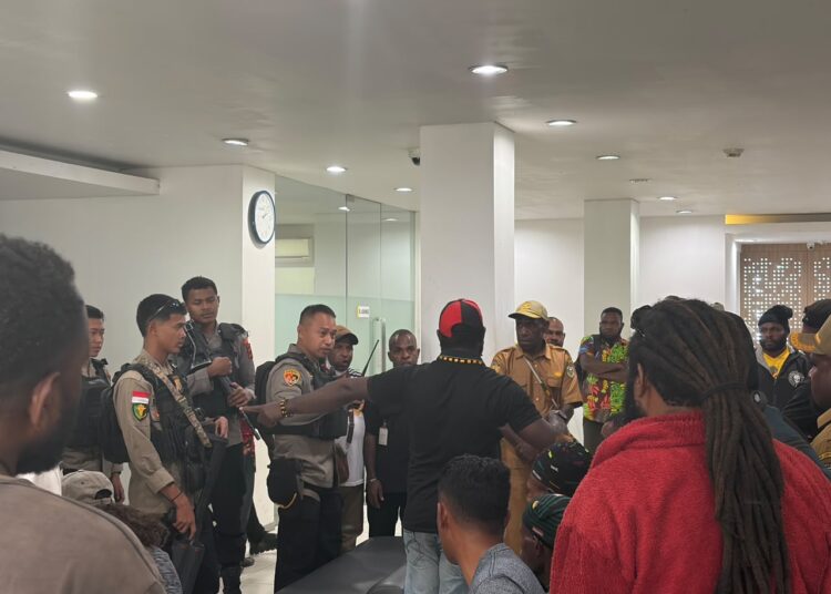 Polres Jayawijaya dan Polres Lanny Jaya Kawal Penyaluran dana Kampung Tahap I di Bank Mandiri