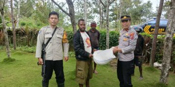 Polsek Bolakme Serahkan Bibit Jagung dan Tinjau Lahan Pertanian Warga di Kampung Wugarima