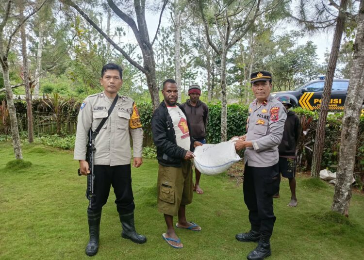 Polsek Bolakme Serahkan Bibit Jagung dan Tinjau Lahan Pertanian Warga di Kampung Wugarima
