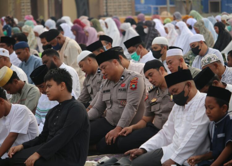 Polisi Bersama Masyarakat, Polres Fakfak Ikut Sholat Istisqa dan Pastikan Kegiatan Berjalan Aman