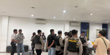 Polres Jayawijaya dan Polres Lanny Jaya Amankan Penyaluran Dana Kampung, Keributan di Depan Bank Mandiri Berhasil Dikendalikan