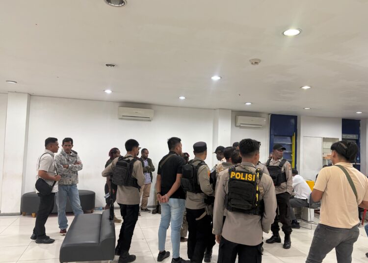 Polres Jayawijaya dan Polres Lanny Jaya Amankan Penyaluran Dana Kampung, Keributan di Depan Bank Mandiri Berhasil Dikendalikan