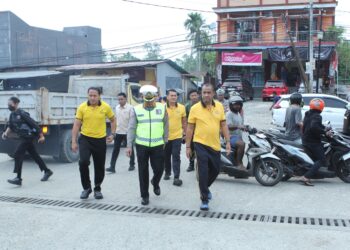Kapolda Papua Barat Tinjau Antrean BBM di SPBU Sowi 4 Manokwari, Pastikan Pelayanan Berjalan Tertib