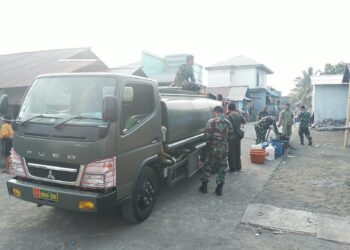 Ringankan Beban Warga Hadapi Kemarau Panjang Akibat Fenomena El Nino, Kodim 1310/Bitung Distribusikan 5.000 Liter Air Bersih untuk 37 KK Terdampak di Likupang Timur