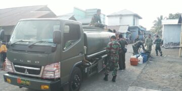 Ringankan Beban Warga Hadapi Kemarau Panjang Akibat Fenomena El Nino, Kodim 1310/Bitung Distribusikan 5.000 Liter Air Bersih untuk 37 KK Terdampak di Likupang Timur