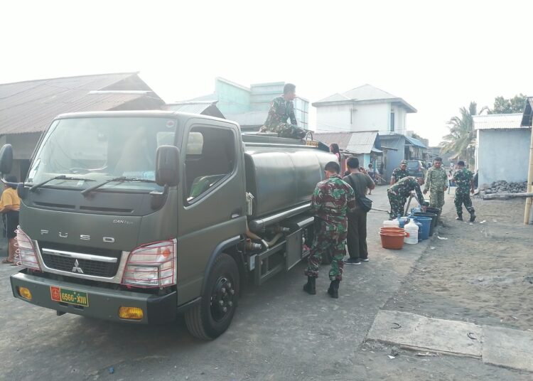 Ringankan Beban Warga Hadapi Kemarau Panjang Akibat Fenomena El Nino, Kodim 1310/Bitung Distribusikan 5.000 Liter Air Bersih untuk 37 KK Terdampak di Likupang Timur