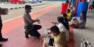 Peduli Dampak Kabut Asap, Polsek Kawasan Bandara Wamena Bagikan Masker kepada Masyarakat