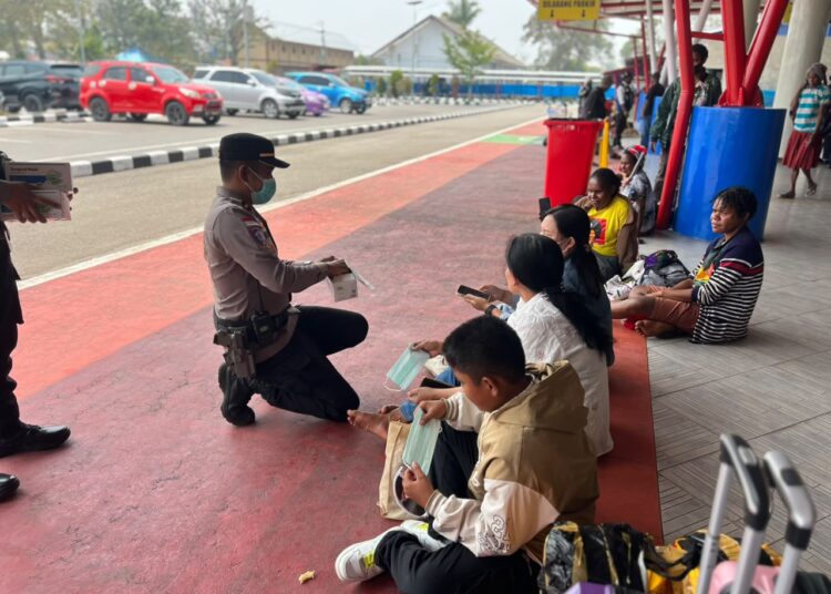 Peduli Dampak Kabut Asap, Polsek Kawasan Bandara Wamena Bagikan Masker kepada Masyarakat
