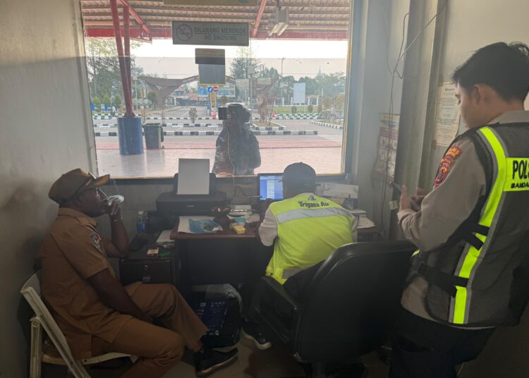 Kabut Asap Ganggu Penerbangan, Polsek Kawasan Bandara Wamena Koordinasi dengan Maskapai