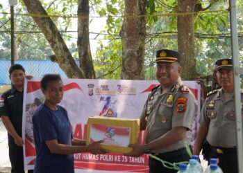 Sambut Hut Humas Polri Ke-75 Tahun 2026, Humas Polresta Manokwari Gelar Bakti Sosial Salurkan Sembako di Jalan Brawijaya Manokwari