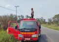 Polsek Kawasan Bandara Wamena Bersama Damkar Padamkan Kebakaran Lahan di Wouma