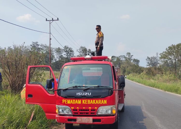 Polsek Kawasan Bandara Wamena Bersama Damkar Padamkan Kebakaran Lahan di Wouma