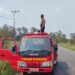 Polsek Kawasan Bandara Wamena Bersama Damkar Padamkan Kebakaran Lahan di Wouma