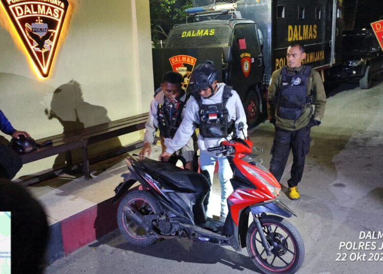 Patroli Malam Sat Samapta Polres Jayawijaya, Polisi Tertibkan Konsumsi Miras di Wamena