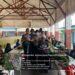 Polsek Kawasan Bandara Bersama Personel BKO Brimob ODC Gelar Kerja Bakti Bersihkan Pasar Wouma