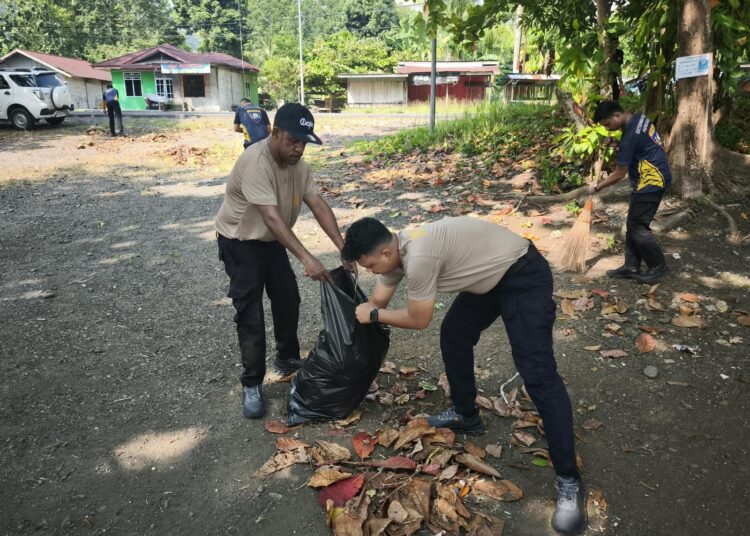 Ditbinmas Polda Papua Barat Gelar Green Policing Di Pantai Maruni, Ajak Masyarakat Jaga Kelestarian Lingkungan