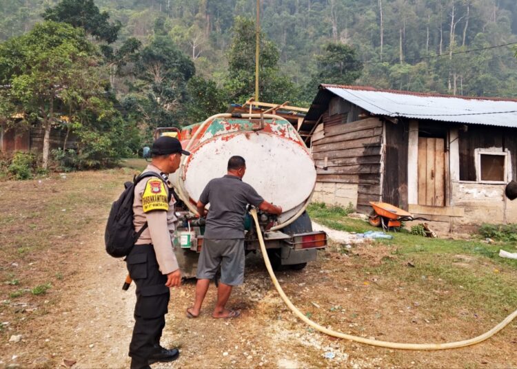 Peduli Warga di Tengah Musim Kemarau, Bhabinkamtibmas Polres Kaimana Salurkan Bantuan Air Bersih