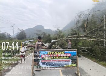 Polsek Bolakme Pantau Pemalangan Jalan Trans Wamena–Tolikara, Arus Kendaraan Belum Mengantre Panjang
